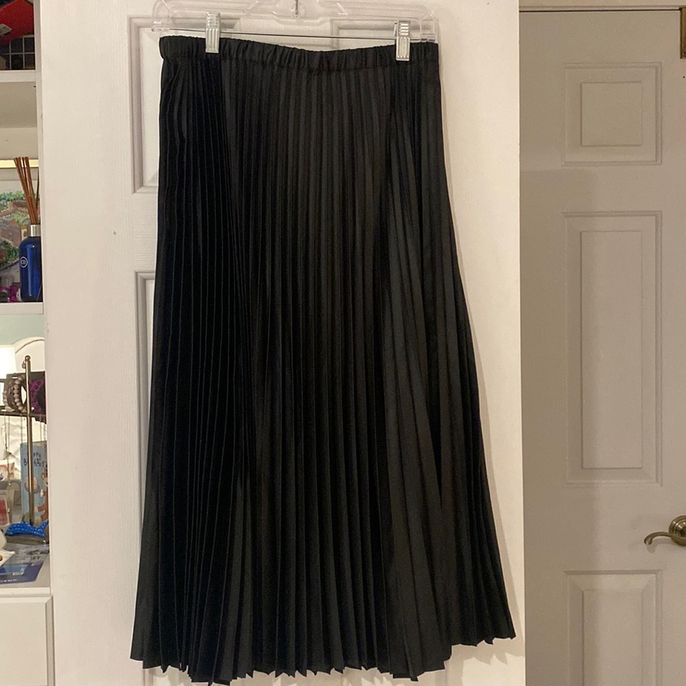 NWT Banana Republic Black Pleated MIDI Skirt Size Medium